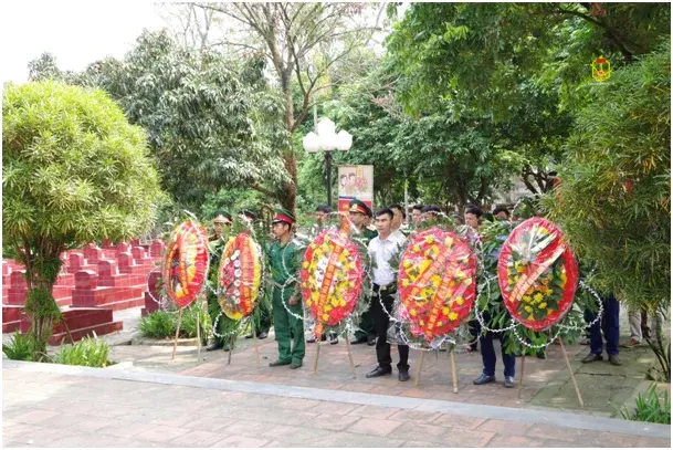Viếng nghĩa trang Liệt sĩ nhân ngày 30-4