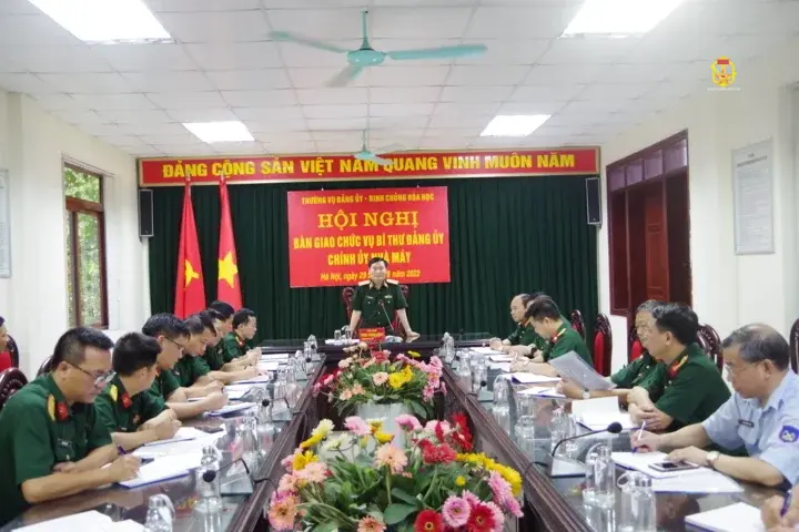 NHÀ MÁY X61 TIẾN HÀNH BÀN GIAO CHỨC VỤ BÍ THƯ ĐẢNG ỦY – CHÍNH ỦY NHÀ MÁY