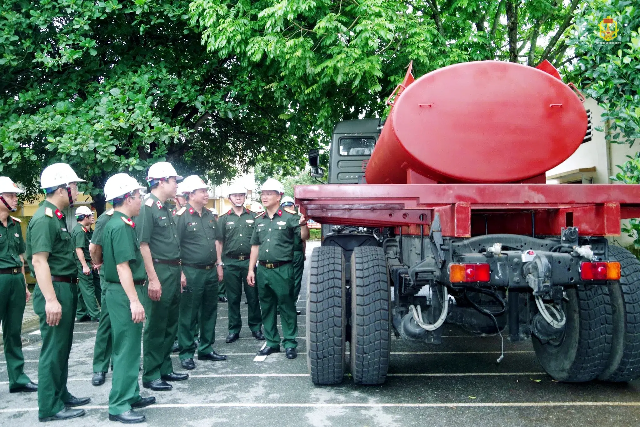 TƯ LỆNH BINH CHỦNG HOÁ HỌC KIỂM TRA, NẮM TÌNH HÌNH, LÀM VIỆC VỚI NHÀ MÁY X61