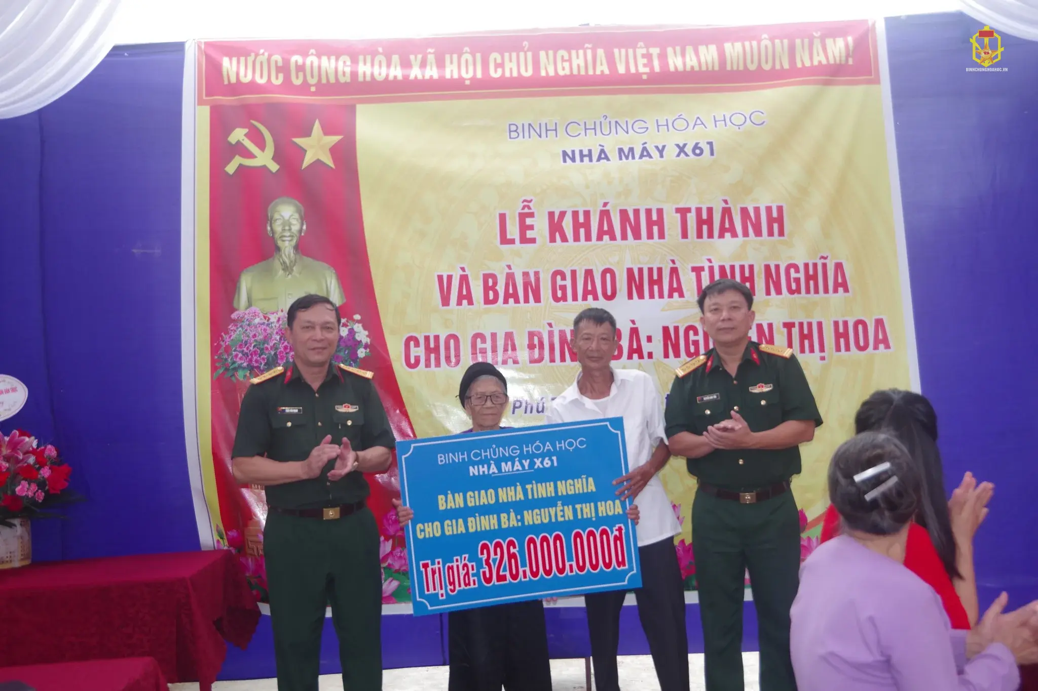 NHÀ MÁY X61, BINH CHỦNG HOÁ HỌC KHÁNH THÀNH VÀ BÀN GIAO NHÀ TÌNH NGHĨA CHO GIA ĐÌNH BÀ NGUYỄN THỊ HOA